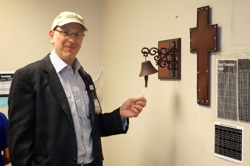 Bogler_ringing_chemo_bell